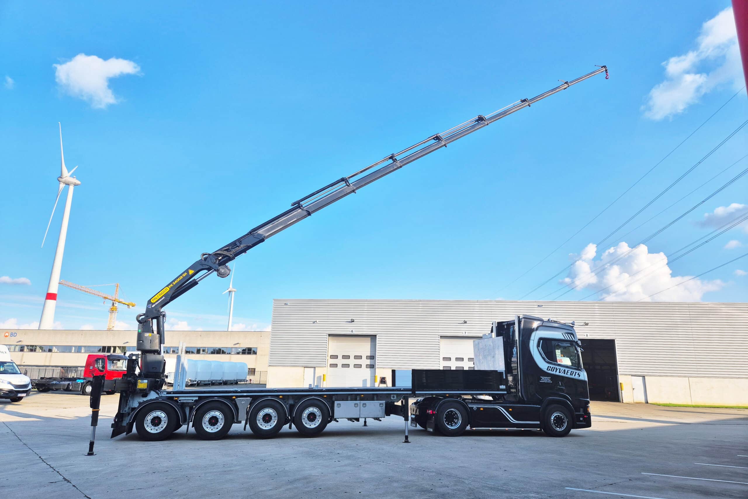 Indrukwekkende vierassige kraantrailer met extra draagvermogen 1