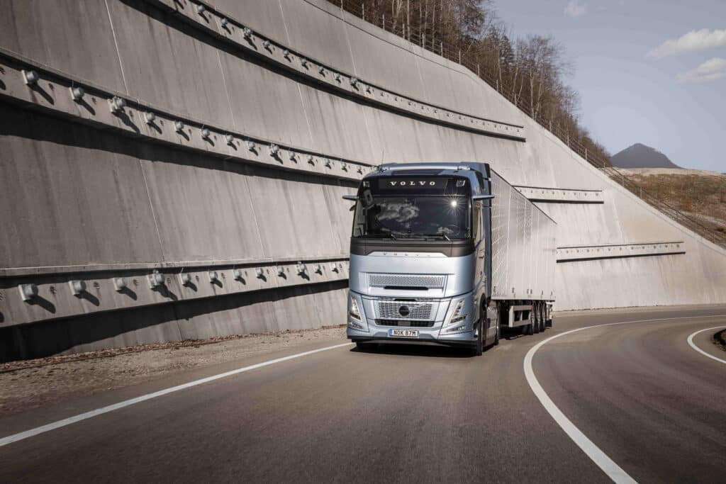 Volvo Trucks lanceert ’s werelds eerste stop/startmotortechnologieom brandstof en CO₂ te besparen