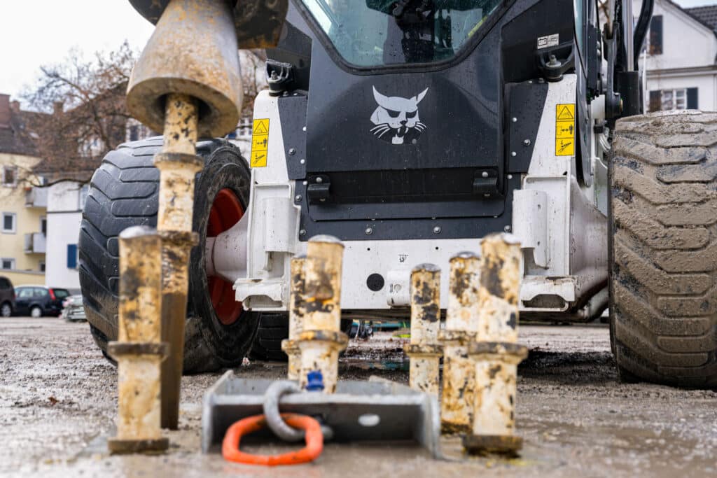 Circus Krone gebruikt Bobcat om enorme, ijzeren ankers voor de circustent vast te zetten 5