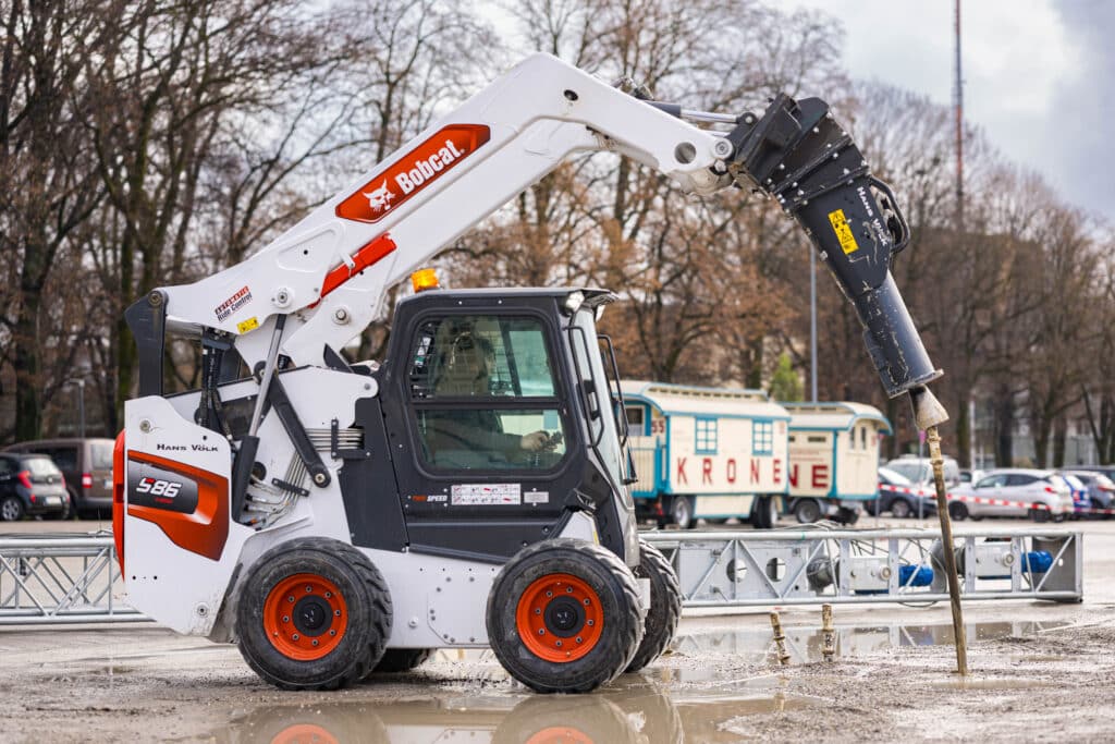 Circus Krone gebruikt Bobcat om enorme, ijzeren ankers voor de circustent vast te zetten 4