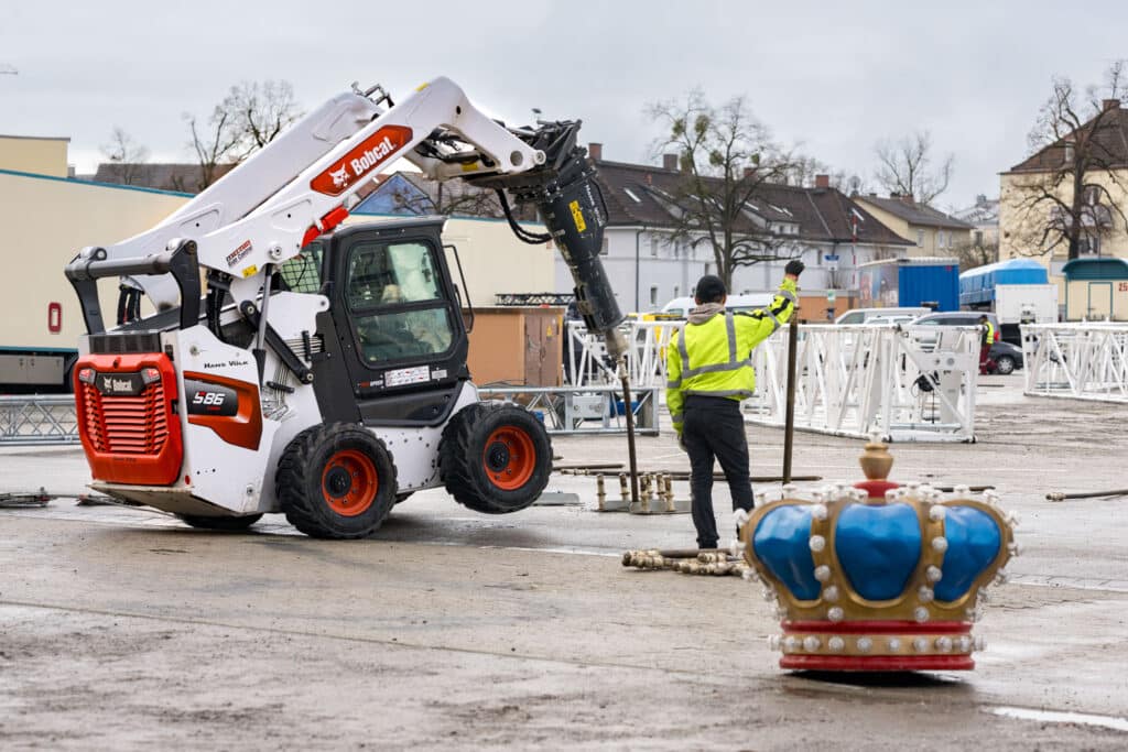 Circus Krone gebruikt Bobcat om enorme, ijzeren ankers voor de circustent vast te zetten 3