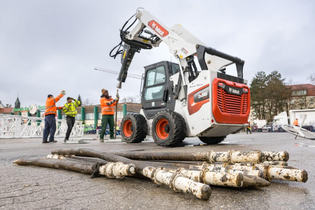 Circus Krone gebruikt Bobcat om enorme, ijzeren ankers voor de circustent vast te zetten 2