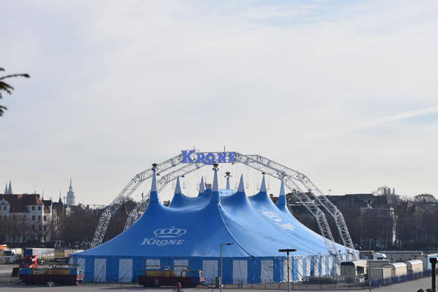 Circus Krone gebruikt Bobcat om enorme, ijzeren ankers voor de circustent vast te zetten 1