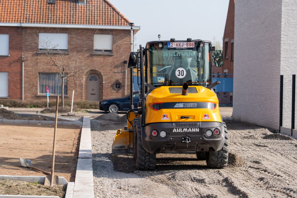 Ahlmann Nederland pakt uit met Ahlmann AS750 zwenklader: kracht en veelzijdigheid in combinatie met 3D-besturing. 1