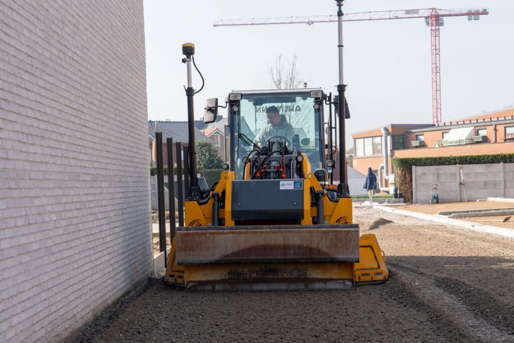 Ahlmann Nederland pakt uit met Ahlmann AS750 zwenklader: kracht en veelzijdigheid in combinatie met 3D-besturing. 2