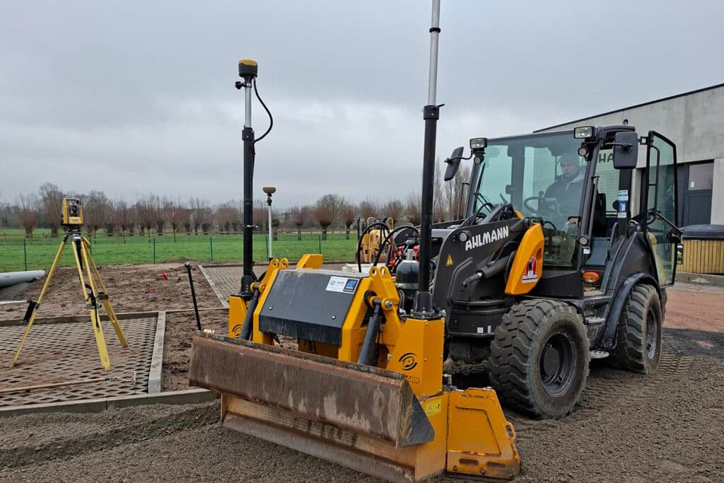 Ahlmann Nederland pakt uit met Ahlmann AS750 zwenklader: kracht en veelzijdigheid in combinatie met 3D-besturing. 3