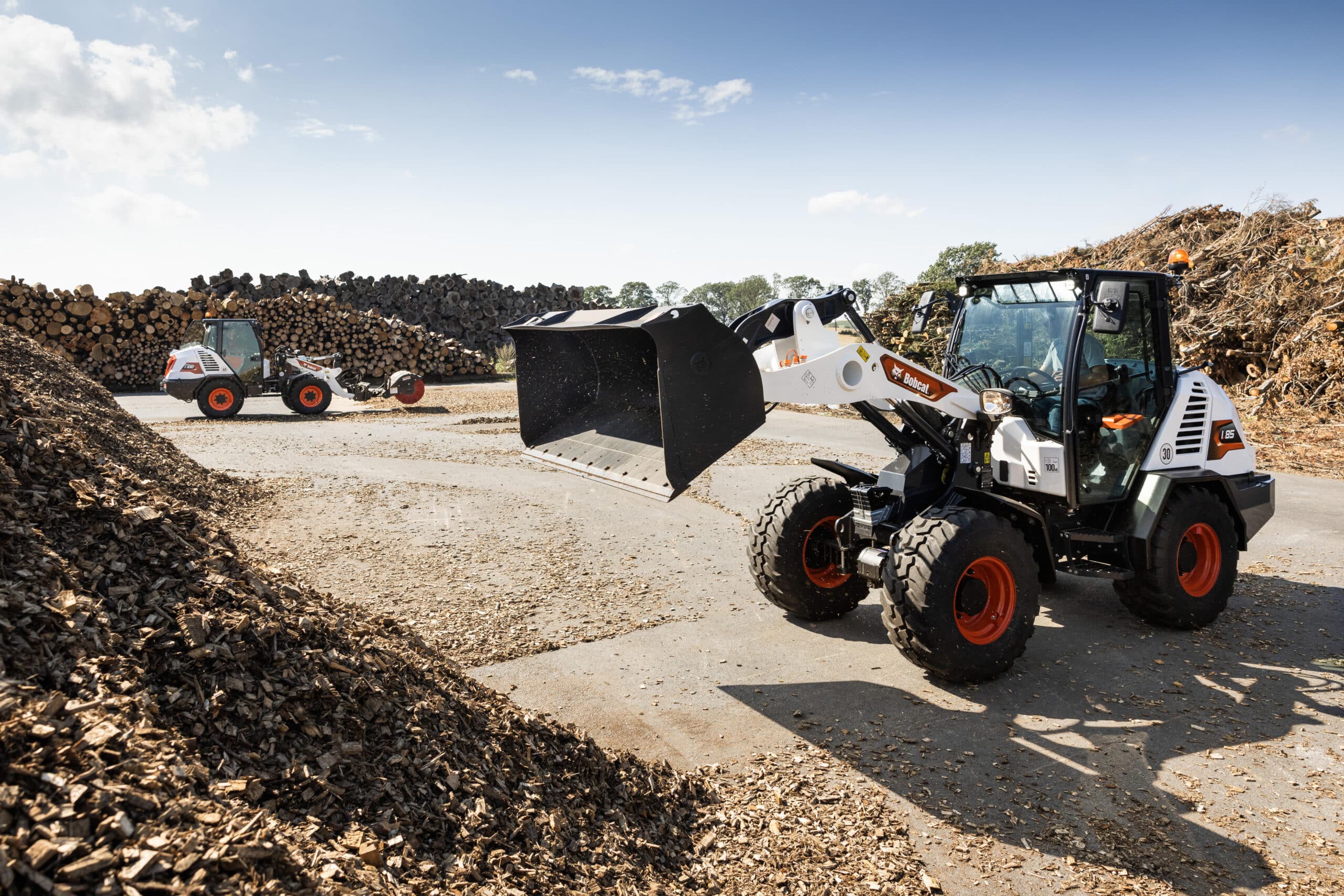 Meer vermogen, slimmere bediening: Bobcat presenteert de nieuwe L100 en vernieuwde L85 compacte wielladers op GaLaBau 1
